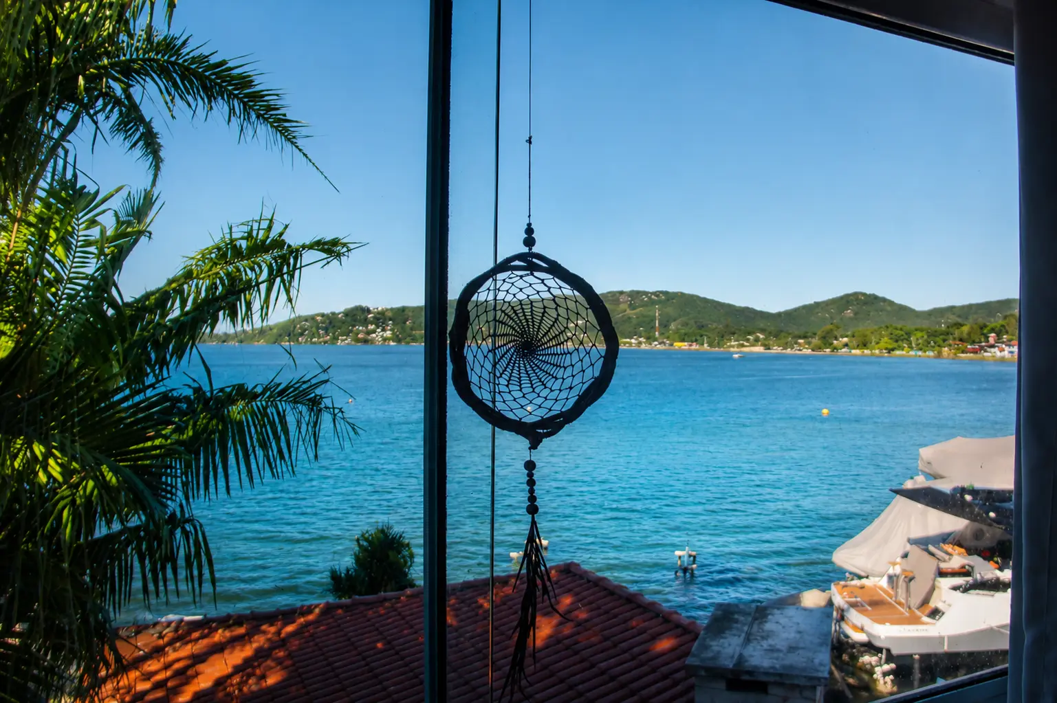 Vista da lagoa a partir de uma das janelas da Lagoa Nômade